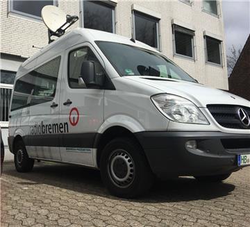 Radio Bremen fährt vor. Mit einem Ü-Wagen wird live vom Seitenwechsel mit der No...