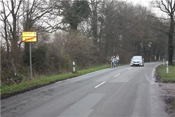 Radler in Gefahr: Grundschüler fahren mit dem Rad aus Wollingst nach Geestenseth. Doch ihnen fehlt ein Fahrradweg an der Landesstraße 128.