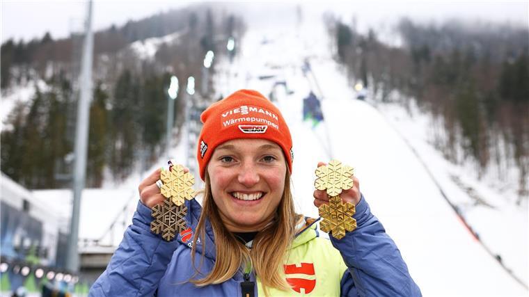 Räumte in Planica ab: Skispringerin Schmid und ihre vier Medaillen.