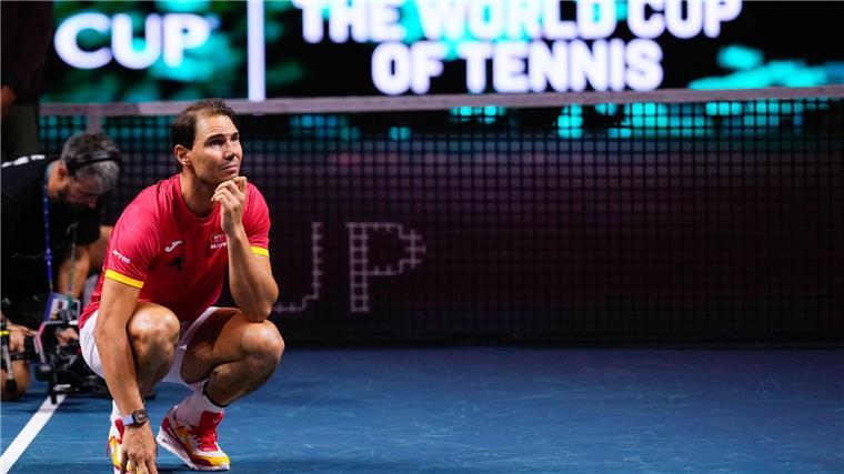 „Gracias“: Nadals große Karriere endet als Zuschauer Rafael Nadal verfolgt gerührt die Videobotschaften langjähriger Weggefährten.