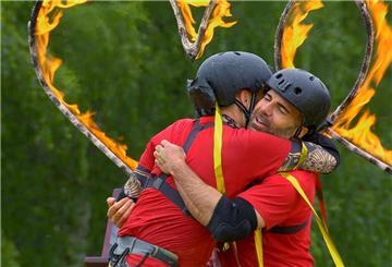 Rafi (links) und Sam jubeln im Finale „Sommerhaus der Stars“.