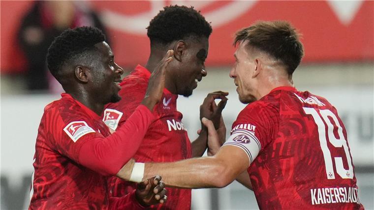 Kaiserslautern beendet gegen Paderborn Sieglos-Serie Ragnar Ache (M) bejubelt mit Teamkollegen seinen Torerfolg.