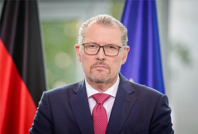 Arbeiten bis ins hohe Alter? Arbeitgeber fordern späteren Ruhestand für alle ARCHIV - 31.10.2022, Berlin: Rainer Dulger, BDA Präsident, gibt nach der dritten Sitzung der «Konzertierten Aktion» eine Pressekonferenz im Bundeskanzleramt. Ziel der Beratungen von Gewerkschaften, Unternehmen, Wissenschaft und Politik ist es, hohe Inflation und Einkommensverluste abzumildern. (zu dpa: «Arbeitgeber fordern Anhebung des Rentenalters») Foto: Kay Nietfeld/dpa +++ dpa-Bildfunk +++