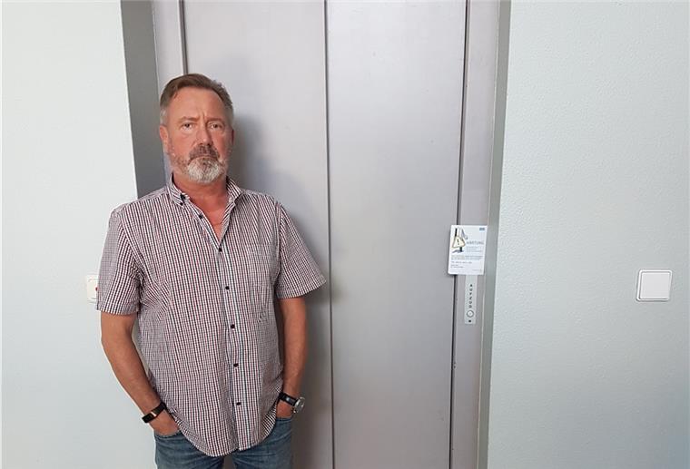 Rainer Raake aus dem siebten Stock ist genauso empört wie Elke Podzus und steht vor einem Fahrstuhl.