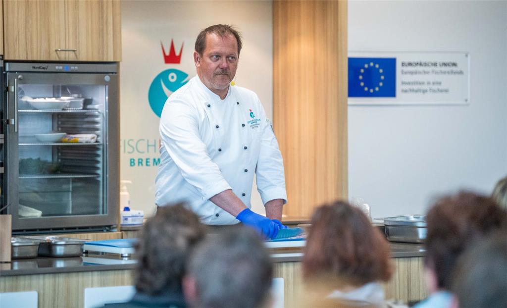Ralf Harms, Küchenchef des Seefischkochstudios zeigte den Besuchern nützliche Ti...