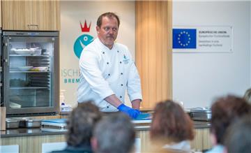 Ralf Harms, Küchenchef des Seefischkochstudios zeigte den Besuchern nützliche Ti...