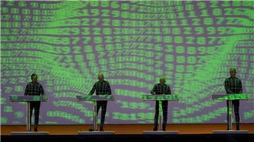 Ralf Hütter (l-r), Henning Schmitz, Fritz Hilpert und Falk Grieffenhagen von Kraftwerk  auf der Bühne.