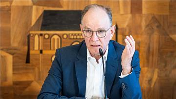 Ralf Meister, Landesbischof der evangelisch-lutherischen Kirche Hannover, spricht auf einer Pressekonferenz.