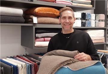 Ralf Neemann mit Wolldecken