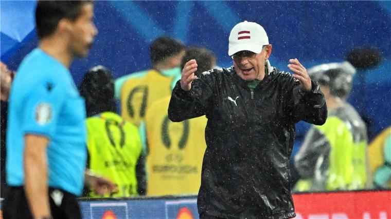 Ralf Rangnick kann das Ausscheiden der Österreicher nicht glauben.