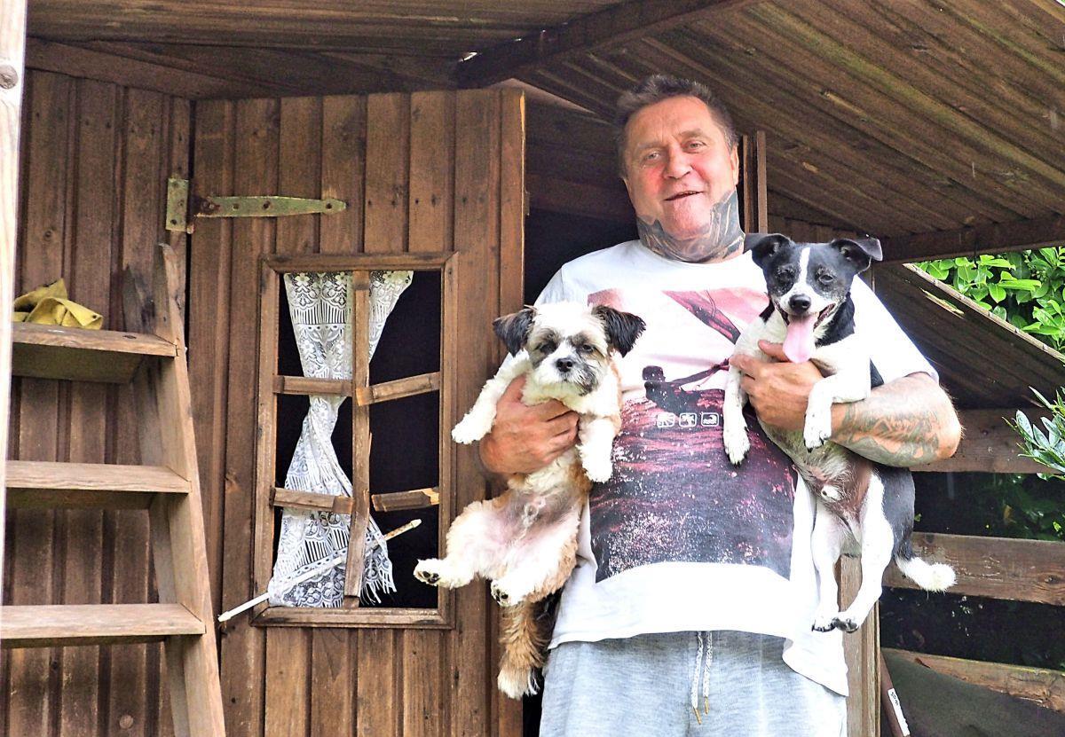 Ralf Renner mit Jack Russell Terrier "Rudi" (rechts) und
 Shih Tzu „Monty" vor dem demolierten Schuppen. 