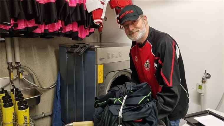 Ralf Schreuder beim Waschen der Trikots für die Fischtown Pinguins. 
