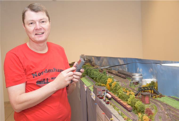 Nordenhamer Modelleisenbahn-Anlage ist 16 Meter lang Ralf Tönjes stellt eine 16 Meter lange Modelleisenbahn in Nordenham aus.