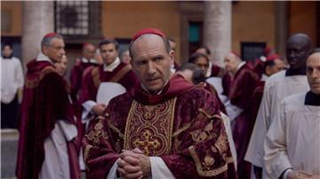 Ralph Fiennes als Kardinal Lawrence in einer Szene des Films „Konklave“.