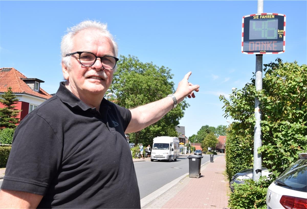 Butjadingen: Messdisplay soll in Burhave für mehr Sicherheit sorgen Ralph Krümpelmann zeigt auf das neue Messdisplay an der Butjadinger Straße. Er ist der Vorsitzende des Bürgervereins Nordseebad Burhave, der das Gerät angeschafft hat, um Raser auszubremsen.