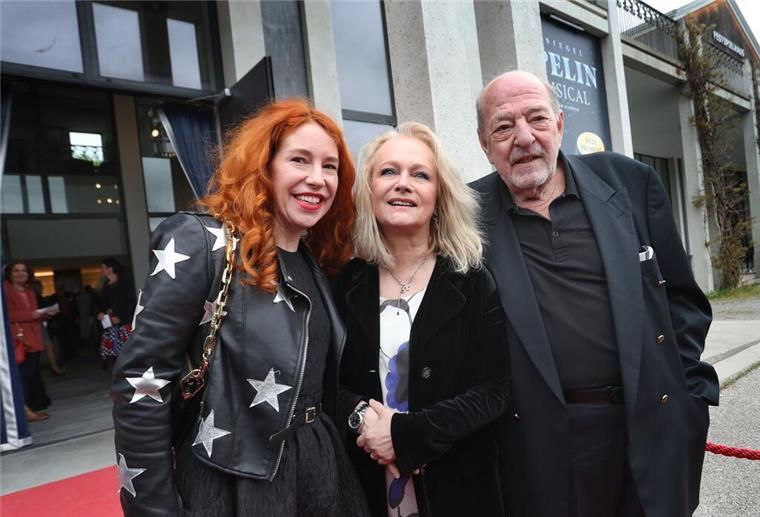 Ralph und Laura Siegel zeigen sich zusammen mit Sängerin Nicole (Mitte), die 1982 mit Siegels Lied „Ein bisschen Frieden“ den Grand Prix Eurovision de la Chanson gewann. (Archivbild)