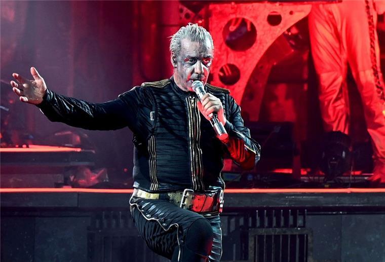 Rammstein Frontsänger Till Lindemann performt den Song «Deutschland» auf der Bühne.