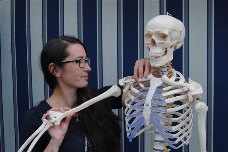 Arbeitsagentur bezahlt Ausbildung, Anerkennungspraktikum aber nicht Ramona Liebig lernt mit Skelett Donna für die Abschlussprüfung als Masseurin und medizinische Bademeisterin.