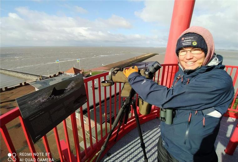 Rangerin Annelie Hedden mit einem Spektiv am Wattenmeer.