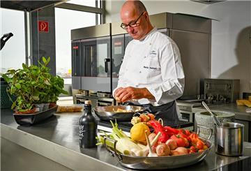 Ein Koch kocht in einer Küche