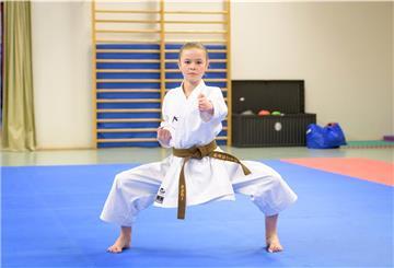 Ein Mädchen übt Karate aus.