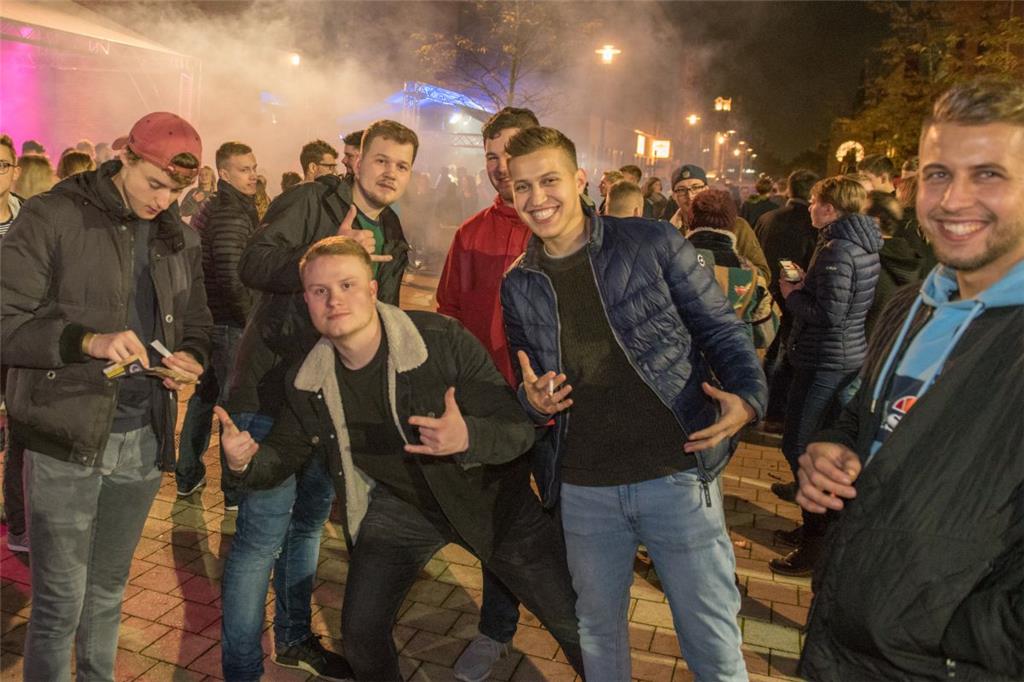 Raphael, Paolo, Jonas und Andreas feiern zusammen den Semesterbeginn.