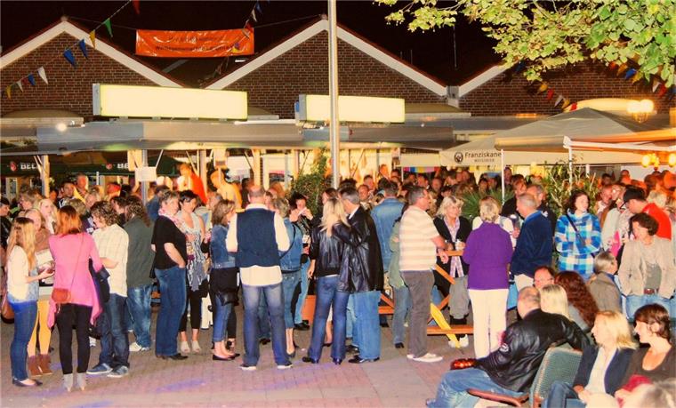 Geestland: Feste funktionieren nur mit zahlenden Gästen Rappelvoll ist es an den Partyabenden beim Ortsgemeinschaftsfest in Langen. Zahlreiche Bürger kommen, klönen und verzehren. So soll es auch in diesem Jahr wieder sein. Die Veranstalter wünschen sich viele zahlende Gäste.