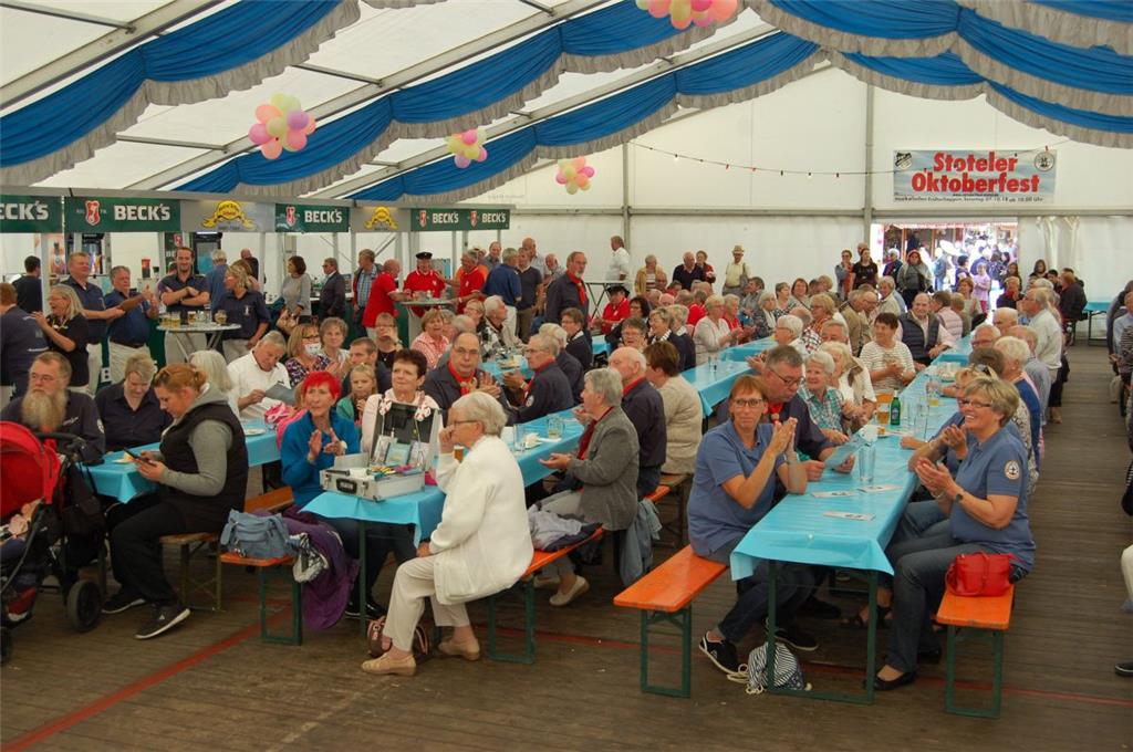Rappelvoll war das Zelt beim Chorfestival der vier Shanty-Chöre. Foto: Heß