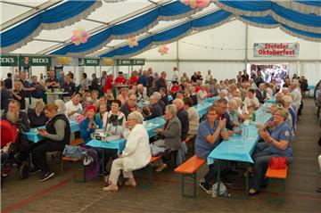 Rappelvoll war das Zelt beim Chorfestival der vier Shanty-Chöre. Foto: Heß