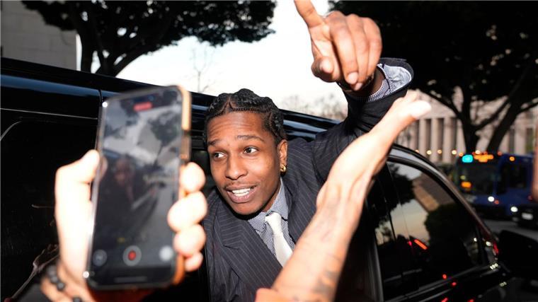 Rapper Asap Rocky freigesprochen - Jubel und Umarmungen Rapper Asap Rocky kommt nach einem Freispruch um eine drohende Haftstrafe herum.