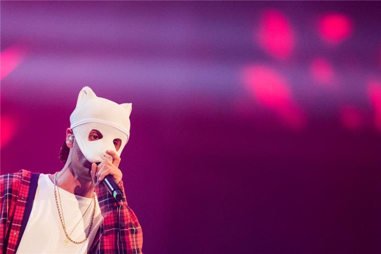 Rapper Cro gibt ein Konzert in Bremen. 