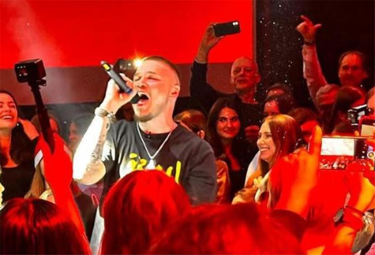 „Rappiger“ Bremerhaven-Export: Scor startet in China durch - Pro Sieben dreht TV-Beitrag Rapper Scor begeistert seine Fans - hier bei einem Auftritt an der deutschen Botschaftsschule in Peking.