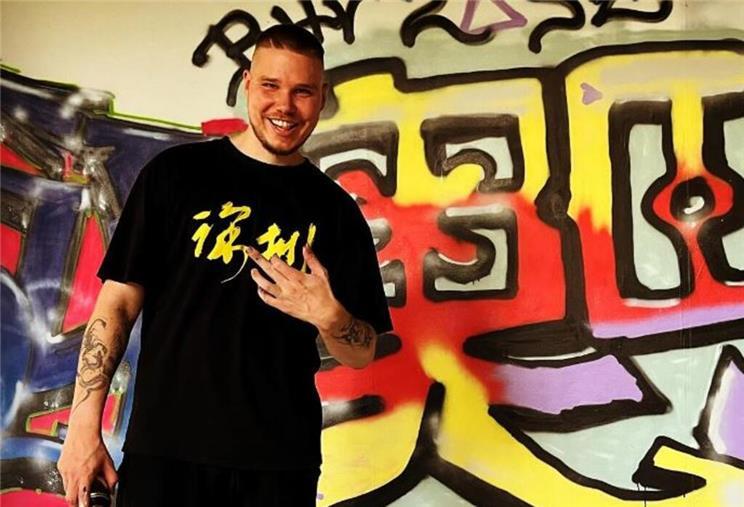 ChinaRapper Scor lässt sich in Bremerhaven den Wind um die Nase wehen