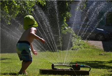 Rasensprenger sind Wasserfresser. Wer seinen Rasensprenger ans Trnkwassernetz angeschlossen hat, verbraucht 8700 Liter in der Stunde.
