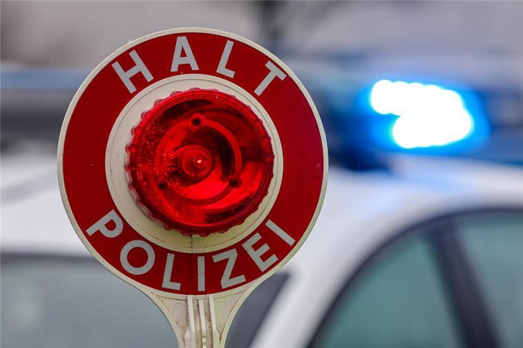 Mit 92 km/h durch die 50er-Zone: Mehrere Raser in Bremerhaven erwischt Ein Polizist hält eine Polizeikelle für eine Kontrolle. Bei Geschwindigkeitskontrollen wurden mehrere Fahrer ertappt, die erheblich zu schnell unterwegs waren und nun empfindliche Strafen erwarten.