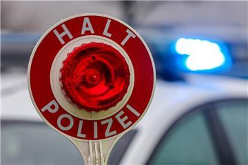 Ein Polizist hält eine Polizeikelle für eine Kontrolle. Bei Geschwindigkeitskontrollen wurden mehrere Fahrer ertappt, die erheblich zu schnell unterwegs waren und nun empfindliche Strafen erwarten.  