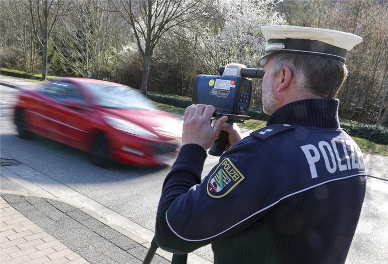 Autofans drehen durch: 1.595 Raser am sogenannten „Carfreitag“ erwischt Polizei zieht Bremens Raser aus dem Verkehr: 1.595 Verstöße am Carfreitag festgestellt.