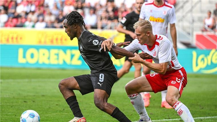 Fürth gewinnt mit stabilem Torwart Noll in Regensburg Rassige Zweikämpfe in Regensburg: Fürths Noel Futkeu (l) gegen Jahn-Verteidiger Louis Breunig.