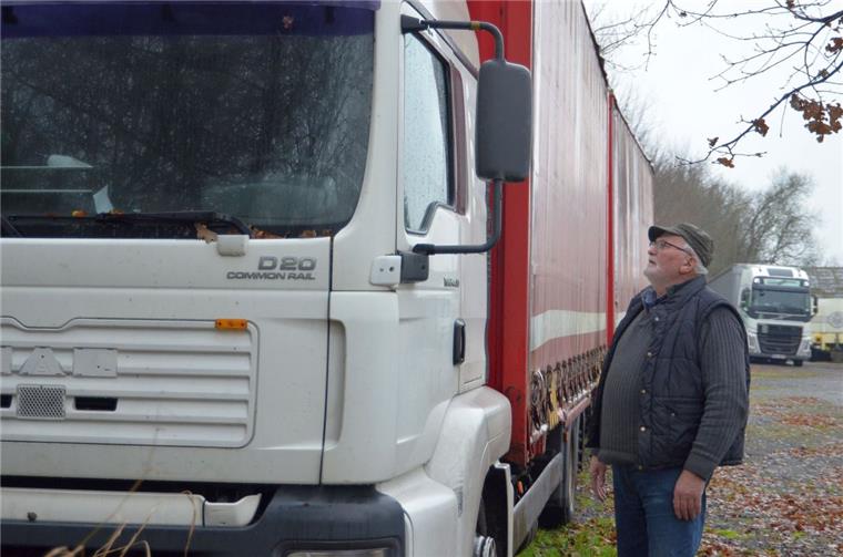 Ratlos steht Geschäftsführer Johann Brunkhorst vor dem Lastzug. Der wurde Mitte Oktober auf dem Gelände der Firma AAA Express-Kurier in Zeven abgestellt. 