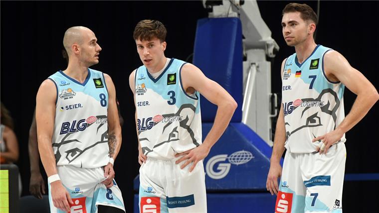 Die schwachen Eisbären geben Rätsel auf Ratlosigkeit herrschte bei den Eisbären-Profis (von links) Simon Krajcovic, Matt Frierson und Adrian Breitlauch.