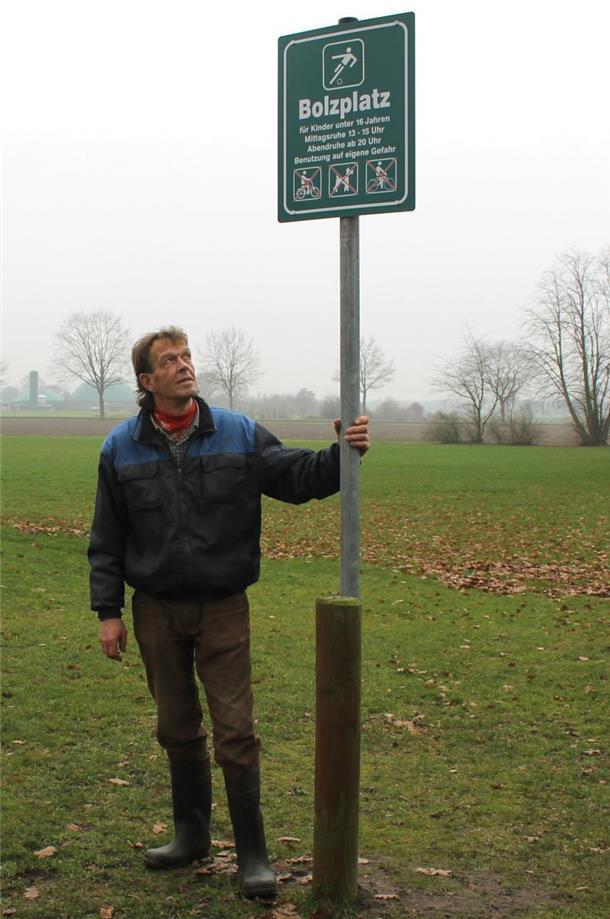 Ratsherr Detlef Tiedemann hat kein Verständnis für die Nutzungseinschränkung des Bolzplatzes in Brauel.