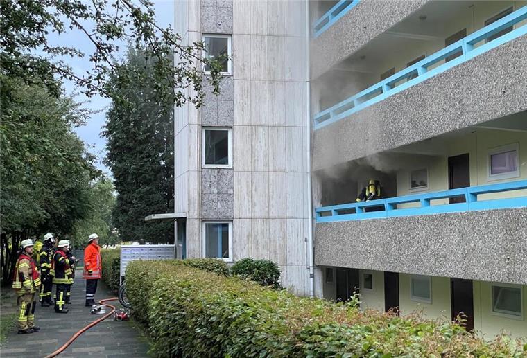 Rauch drang aus der brennenden Wohnung.