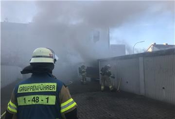 Rauch drang aus mehreren Garagen.