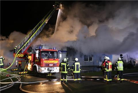 Rauch, Rauch, überall Rauch: Ein Feuer ist in der Tischlerei an der Helmut-Neynaber-Straße im Gewerbegebiet Loxstedt ausgebrochen.