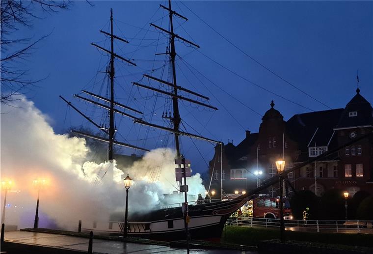 Die "Friederike von Papenburg" im Emsland steht in Flammen. 