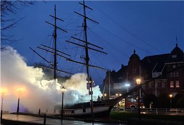 Die "Friederike von Papenburg" im Emsland steht in Flammen. 