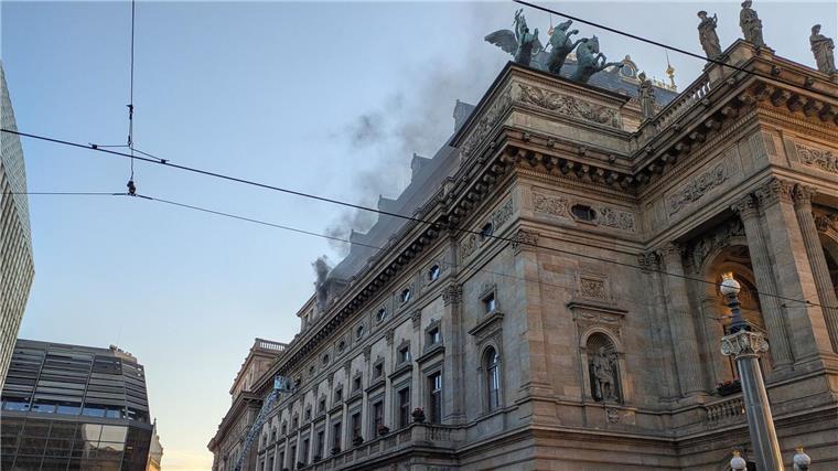 Rauch steigt während eines Brands im Gebäude des Nationaltheaters in Prag auf.