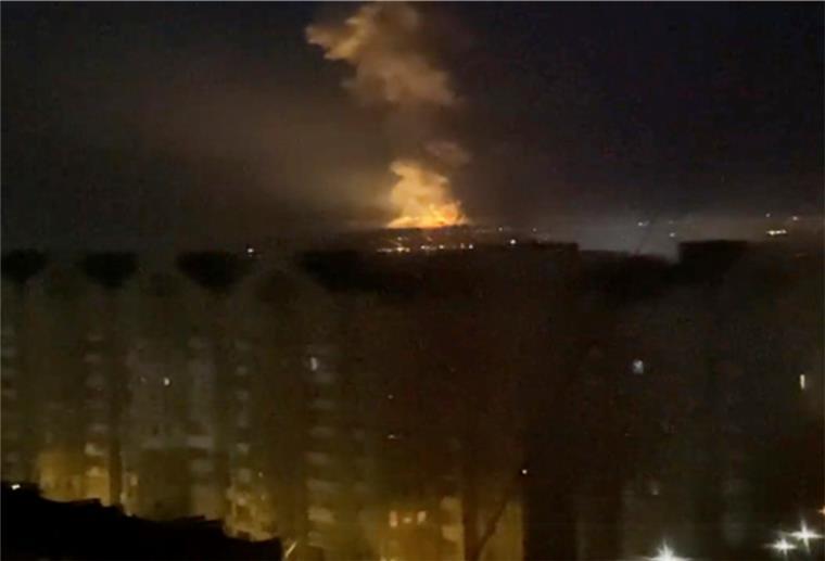 Ukrainisches Ministerium meldet: Sieben Soldaten getötet Rauch und Flamme in der Nähe des Flusses Dnjepr in Kiew. Die russischen Truppen haben ihren erwarteten Angriff auf die Ukraine gestartet.