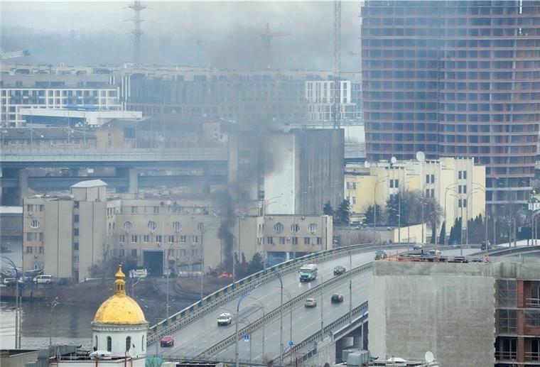 Ukrainischer Minister berichtet von Raketenangriffen auf Kiew Rauch und Flammen steigen in der Nähe eines Militärgebäudes in Kiew nach einem offensichtlichen russischen Angriff auf.