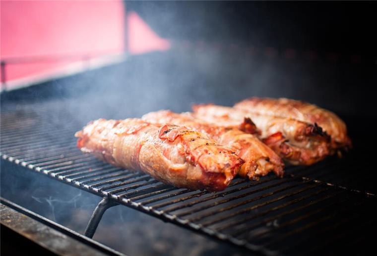 Rauch zieht in Wohnung: Grill auf Balkon wird neun Menschen zum Verhängnis